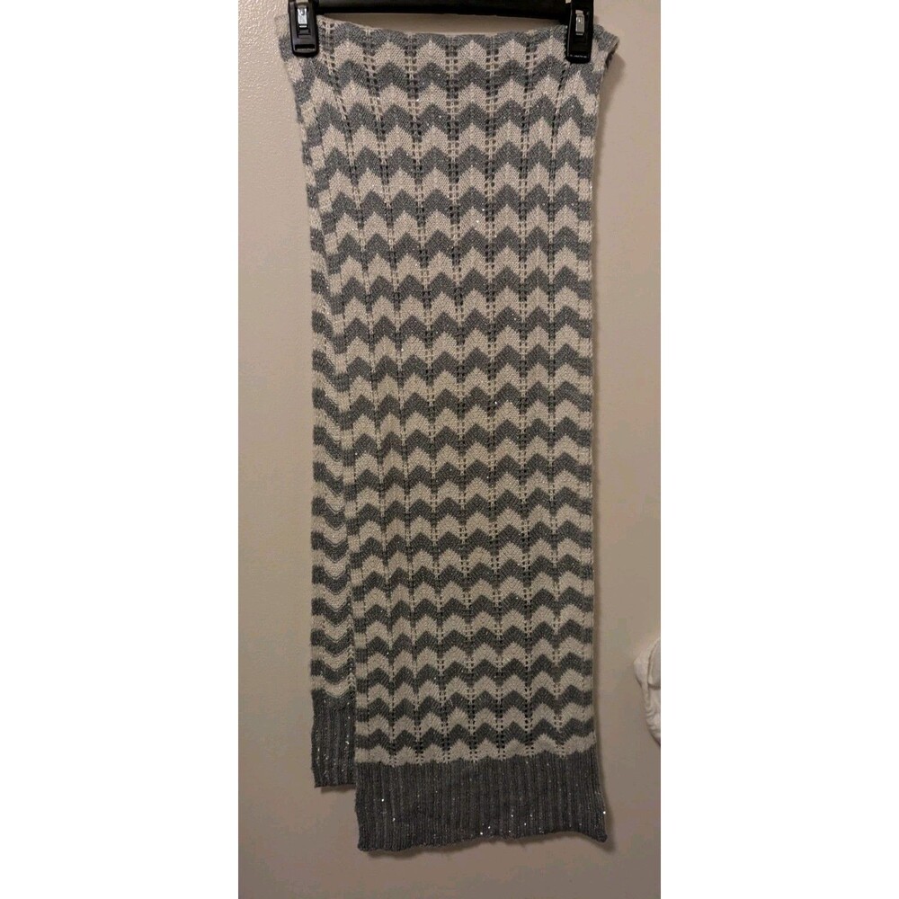 Calvin Klein Women's Gray/White Chevron Knit Sequin Accent Rectangle Scarf